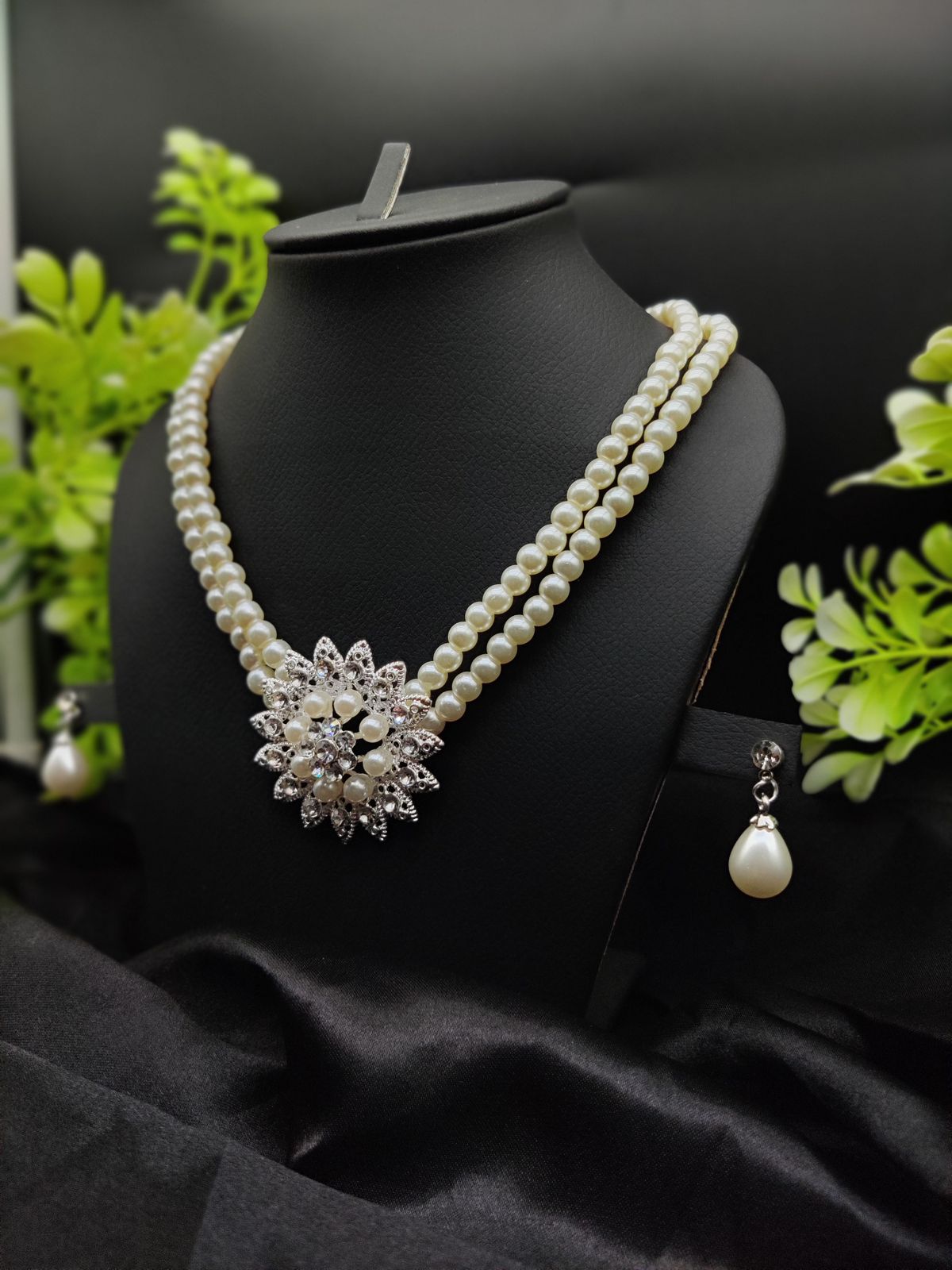 Imported Graceful Radiance Pearl Necklace Set With Exquisite Floral Pendant